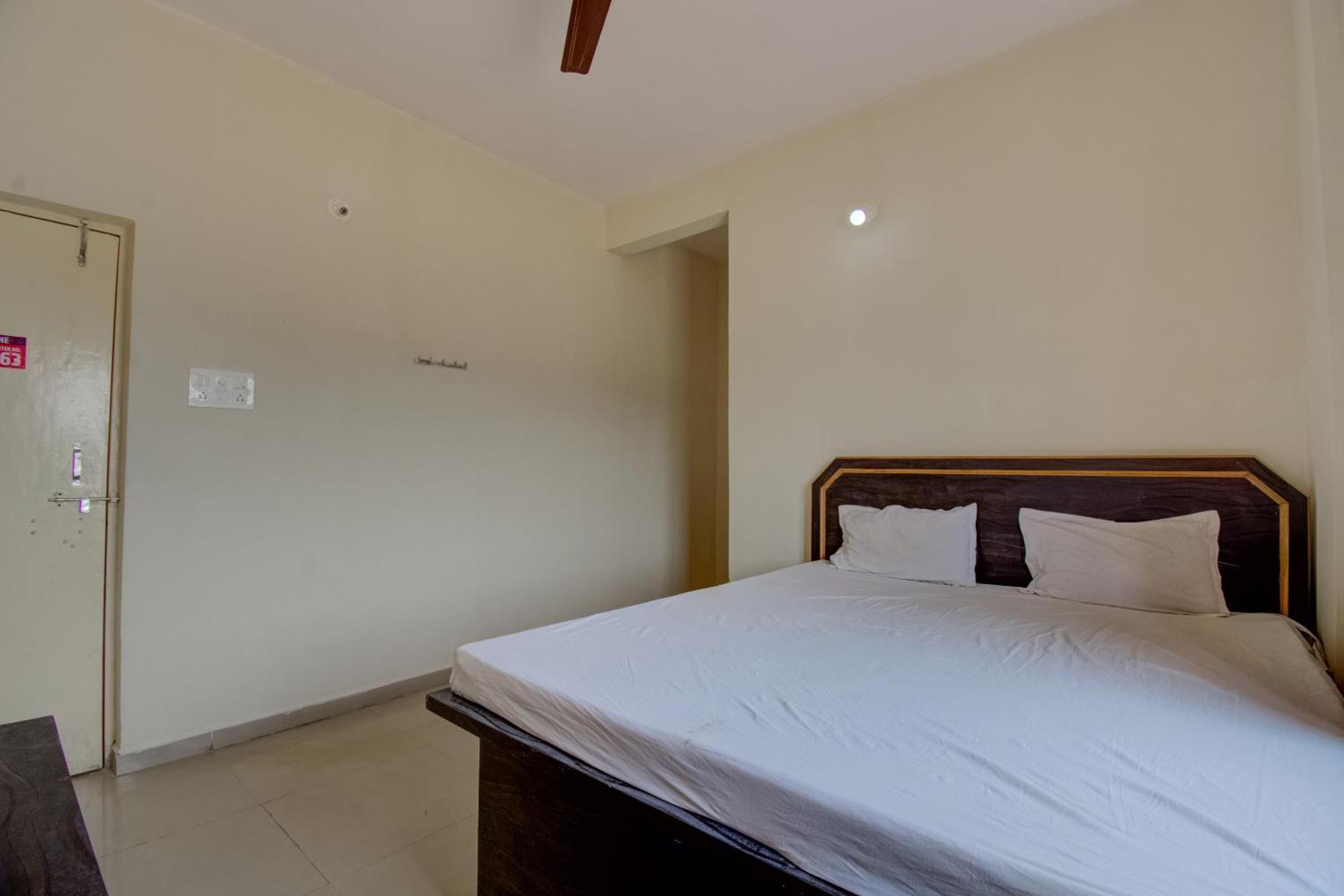 Spot On R D Homestay 1 Dispur Buitenkant foto